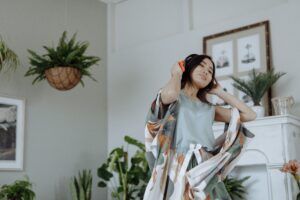 Vrouw luistert naar frequenties